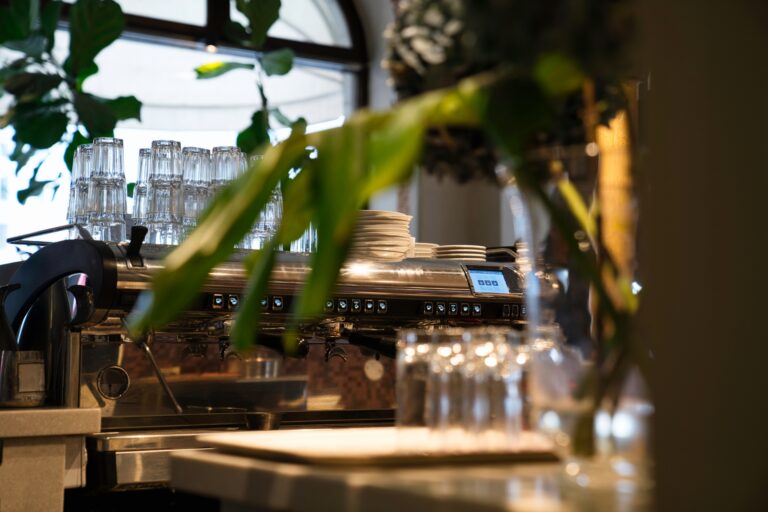 園芸店×Caféの融合空間が人気急上昇中！白色LEDが作る最高の植物環境とは